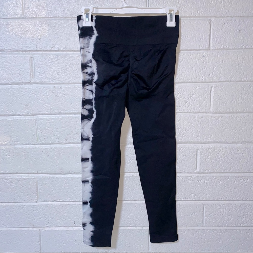 New Scrunch Butt Compression Leggings Asymmetrical Tie Dye Print Flattering Med
